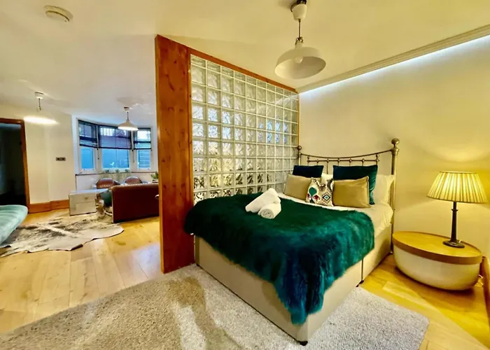 By The Beach Large Central Stylish Studio For 4 Guests