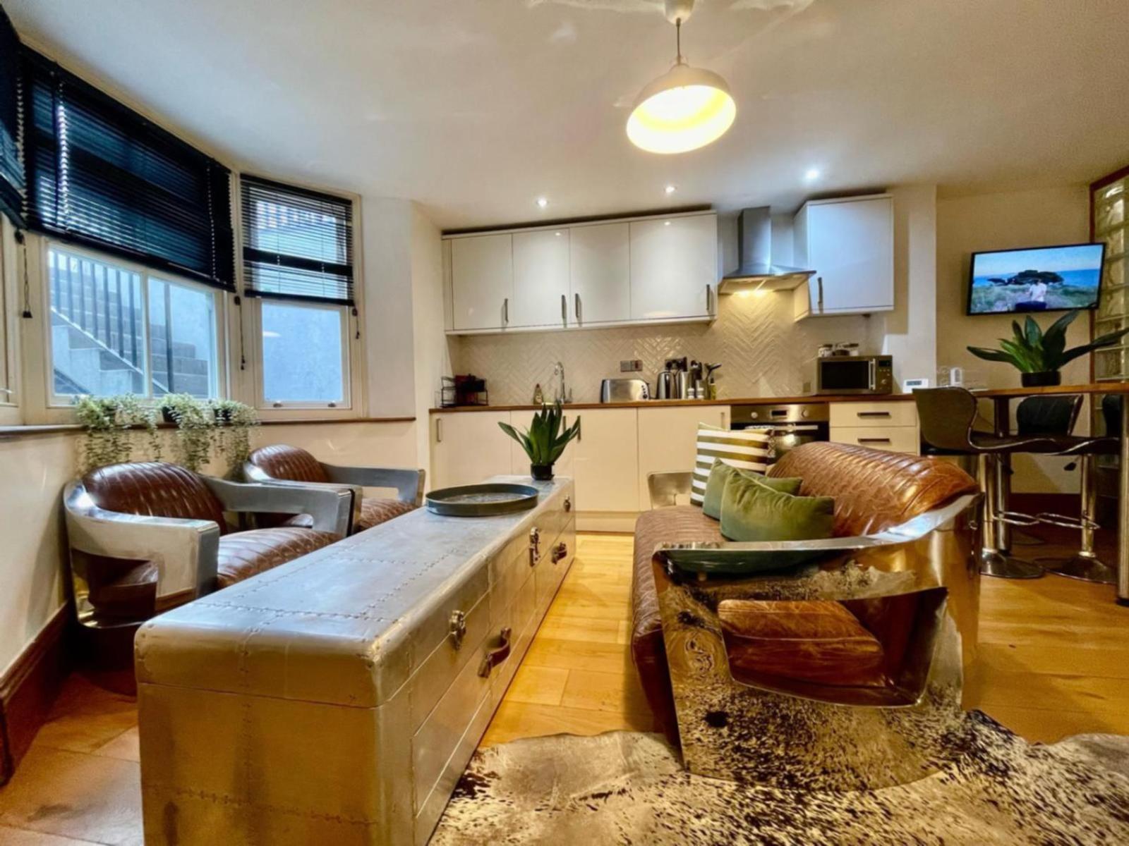 Apartment By The Large Stylish For 4 Guests *