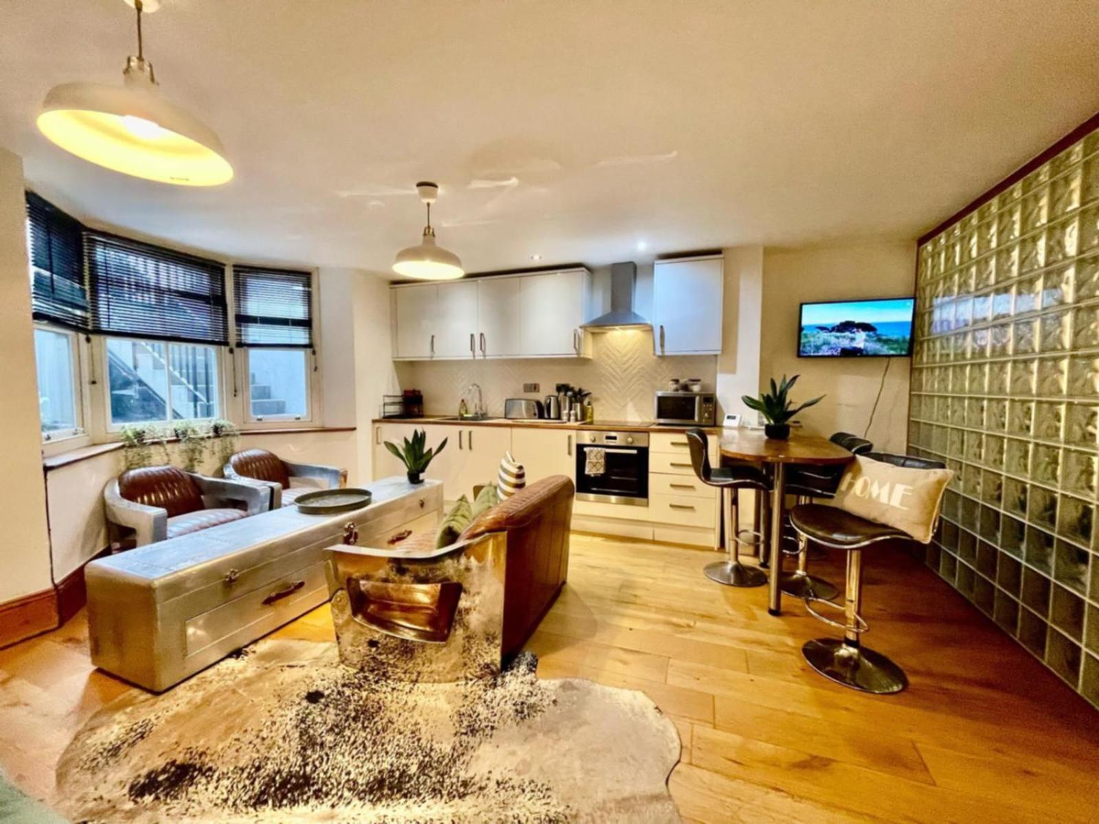 Apartment By The Large Stylish For 4 Guests Brighton